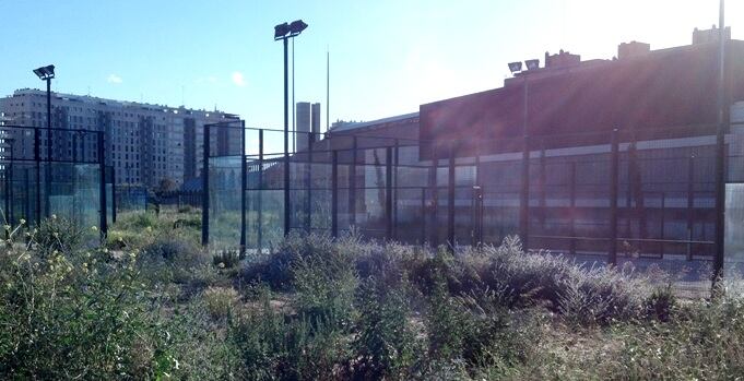 Aspecto del polideportivo inacabado Juan Antonio Samaranch, en la zona de la avenida de Francia, donde se acumula la maleza por la paralización de la obra