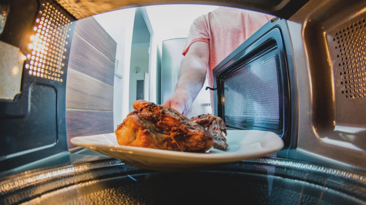 El truco definitivo para calentar la comida en el microondas y que no se caliente por partes