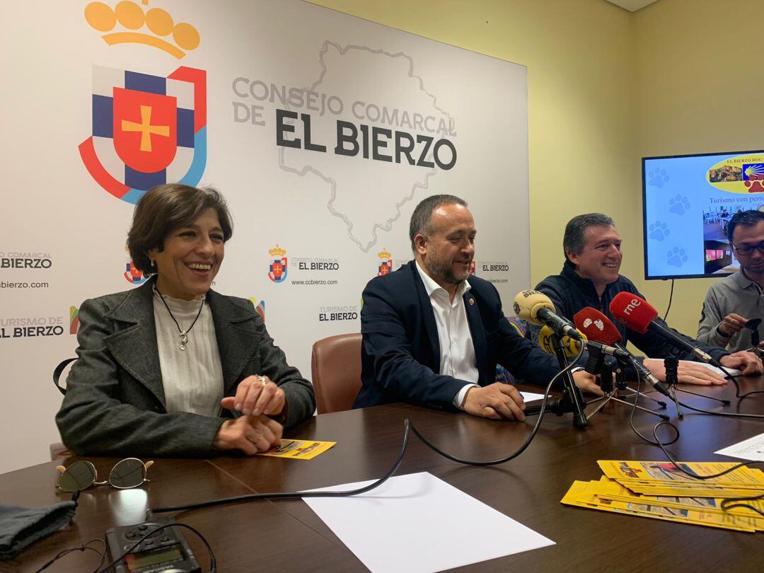 Concepción De Vega, Ängel Martín y Gerardo Älvarez Courel en la presentación del vídeo promocional del turismo con mascotas en el Bierzo.