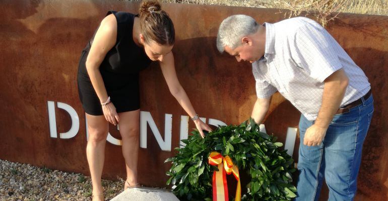 Lucía Fernandez, portavoz del PP y Narciso Romero, alcalde de Sanse (PSOE) en el homenaje a Miguel Ángel Blanco