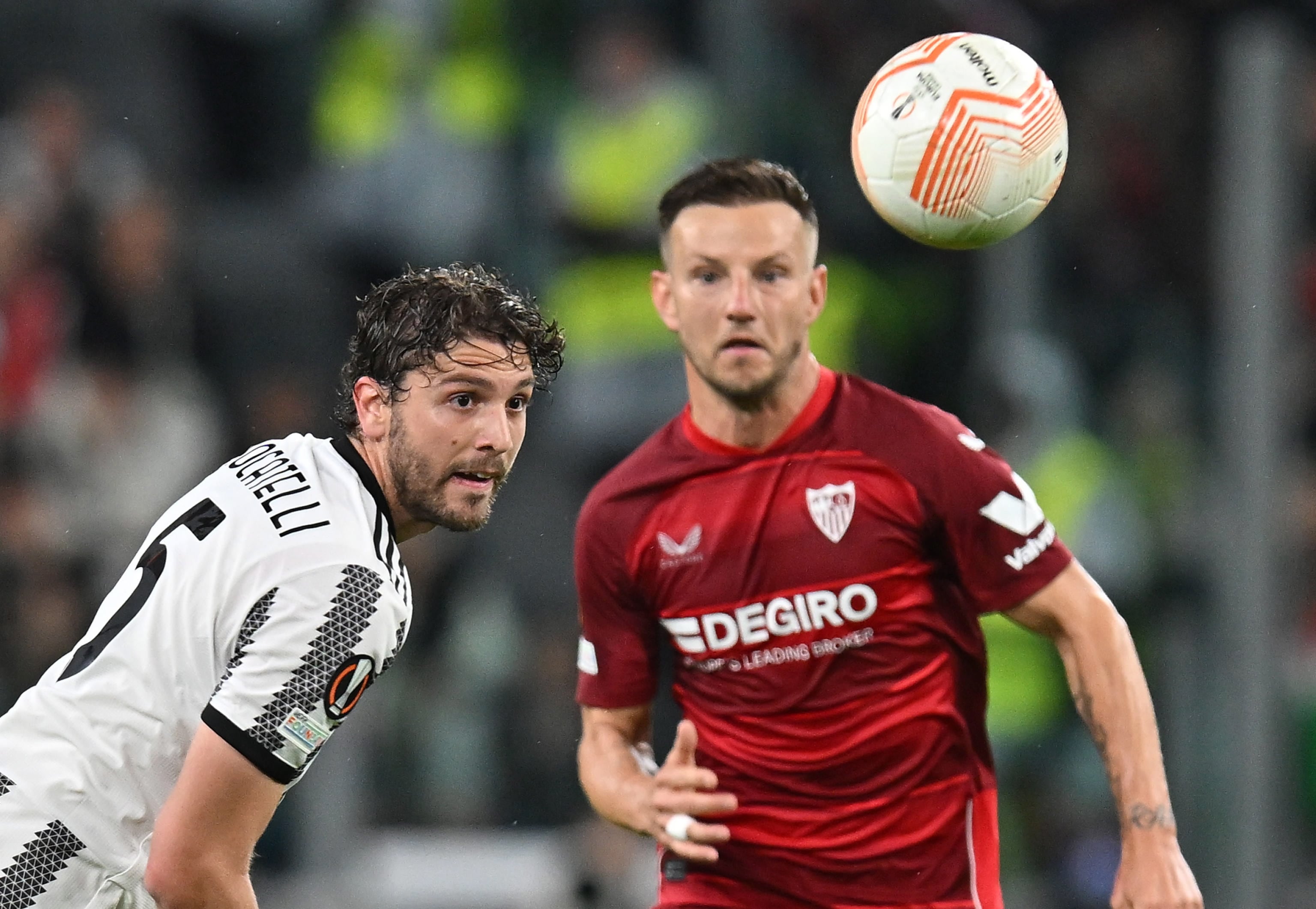 Locatelli y Rakitic en el partido de semifinales entre Juventus y Sevilla FC.