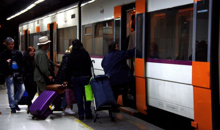 Imatge general de passatgers accedint a un tren de l'R11 de Rodalies