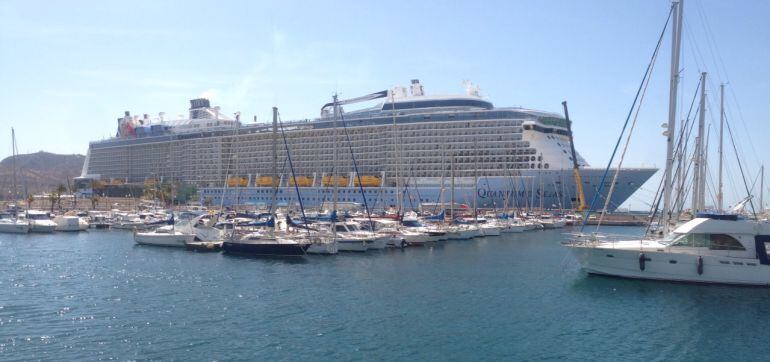 El crucero en el Puerto de Cartagena. Foto: Lázaro Gimenez