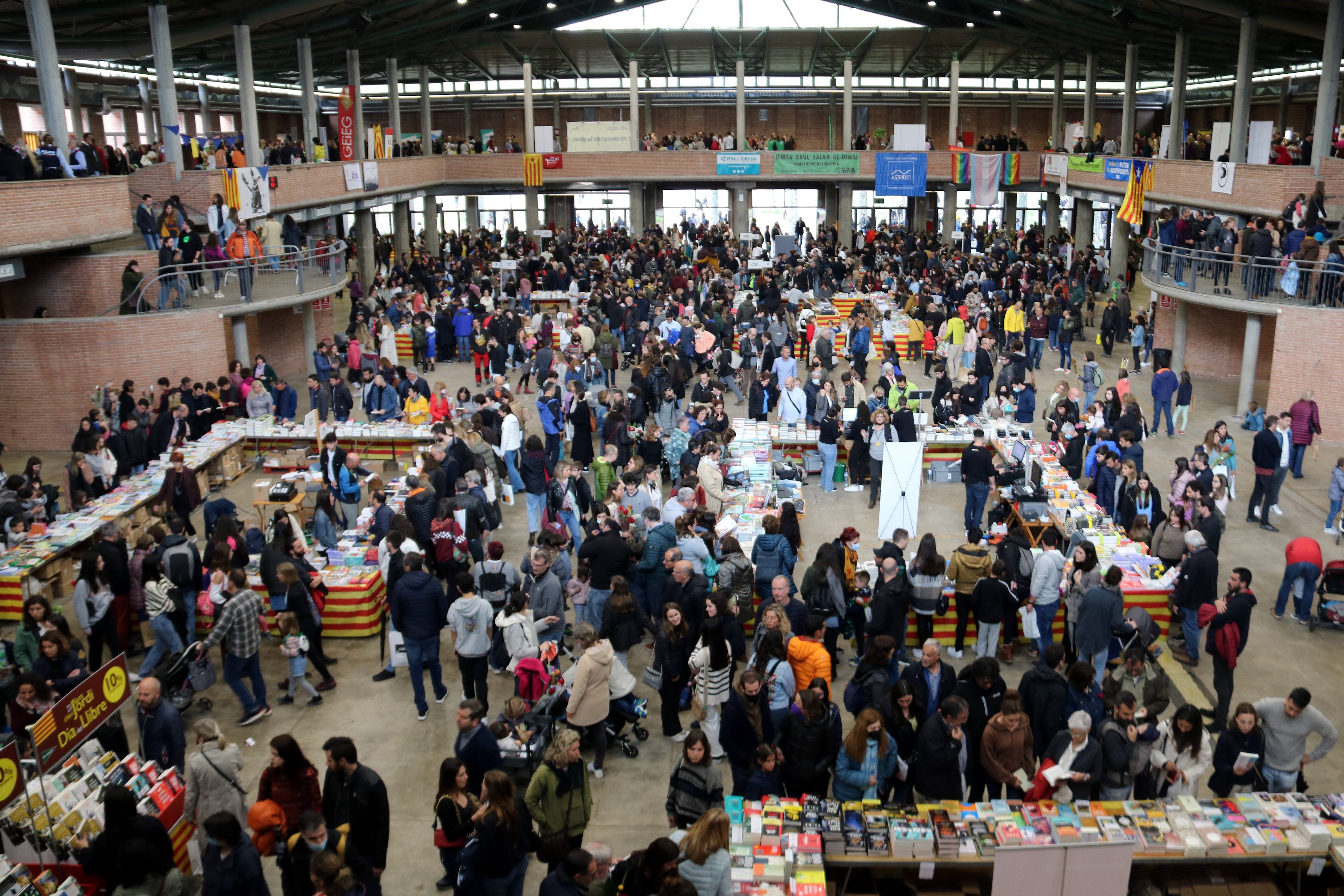 Palau de fires de Girona, a la tarda de Sant Jordi