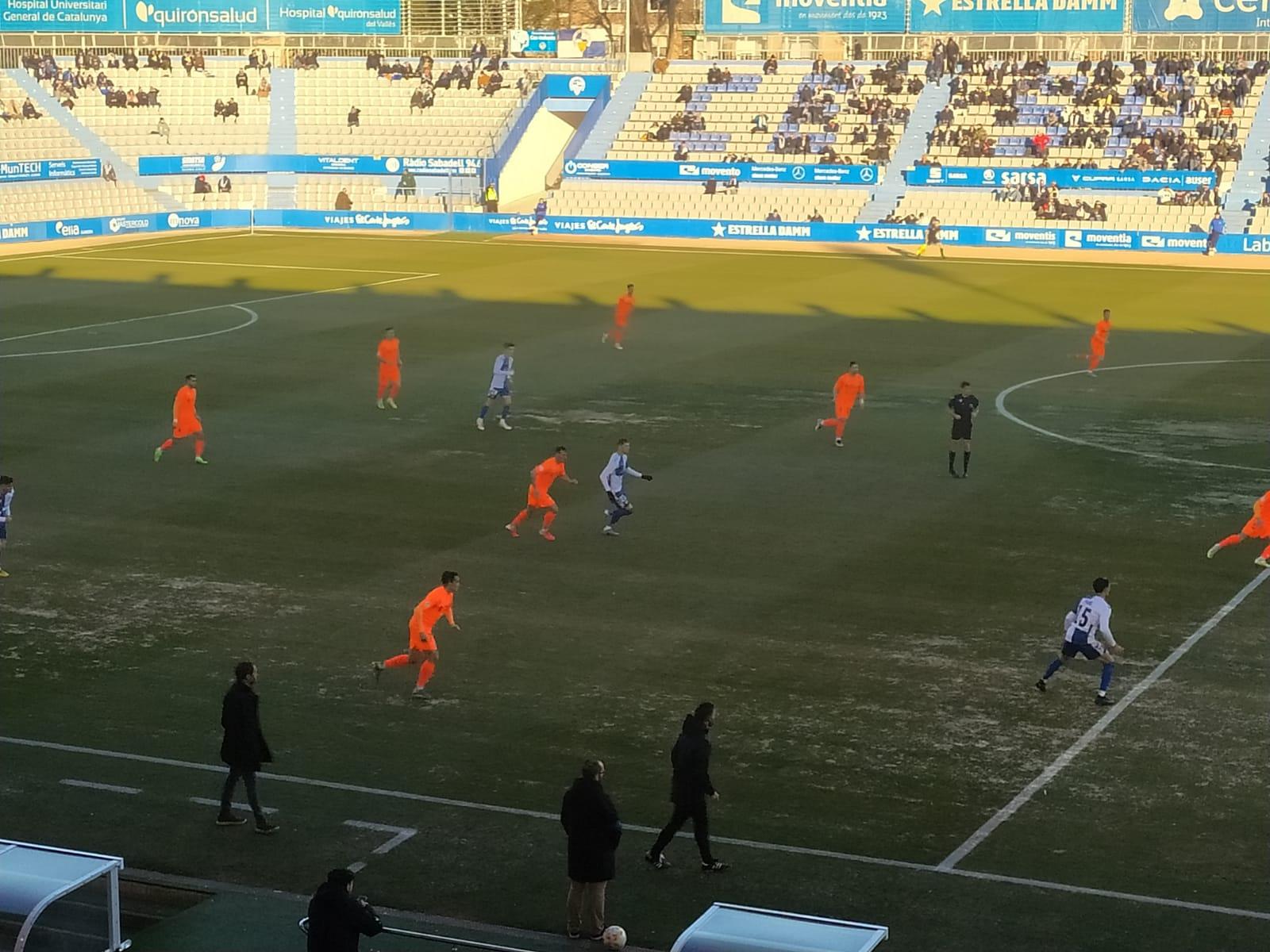 Instante del partido entre el Sabadell y el CD Alcoyano en un pésimo terreno de juego de la Nova Creu Alta