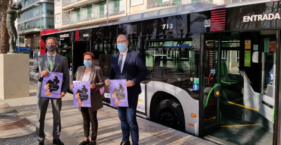 El edil del Transporte (derecha) durante la presentación de la campaña del 25N en los autobuses urbanos