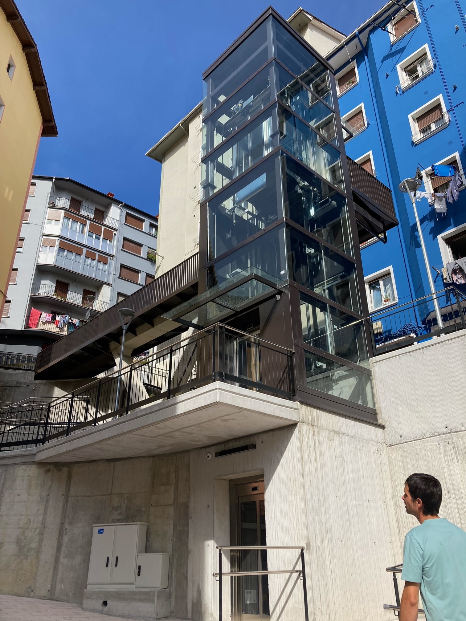 El ascensor que conecta los barrios de Ubitxa y San Kistobal permitirá un nuevo acceso y completa un plan de accesibilidad creado por el Ayuntamiento de Eibar