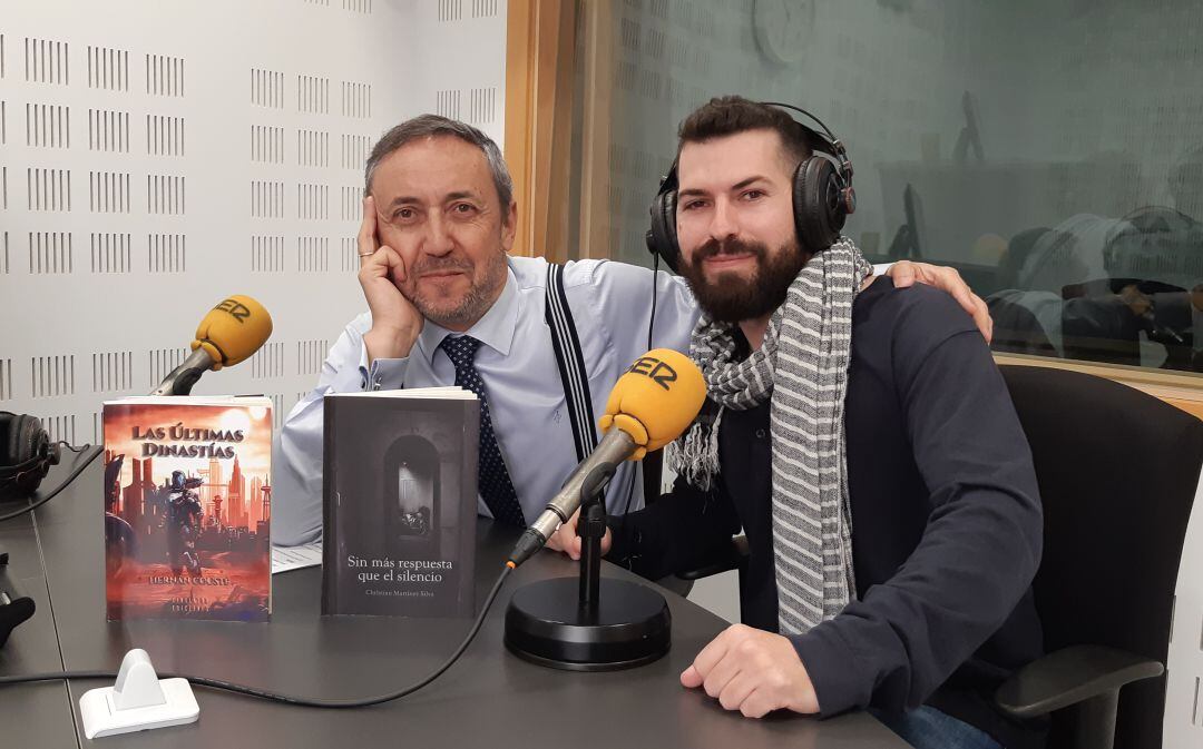 El escritor Christian Martínez Silva (d) junto a Chema Contreras, director de &#039;Rincón Literario&#039;.