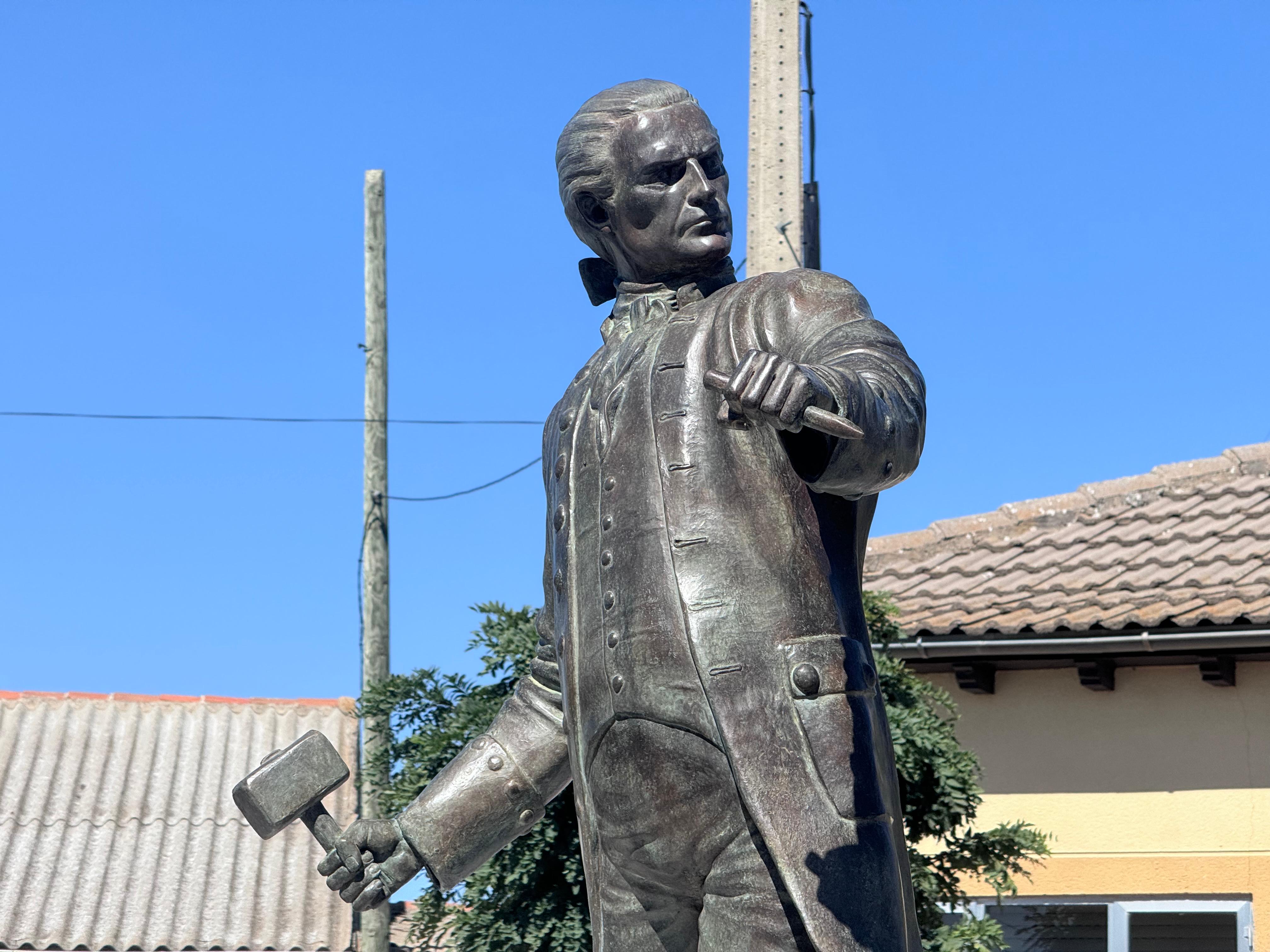 Escultura de Francisco Gutiérrez, en su localidad natal de San Vicente de Arévalo