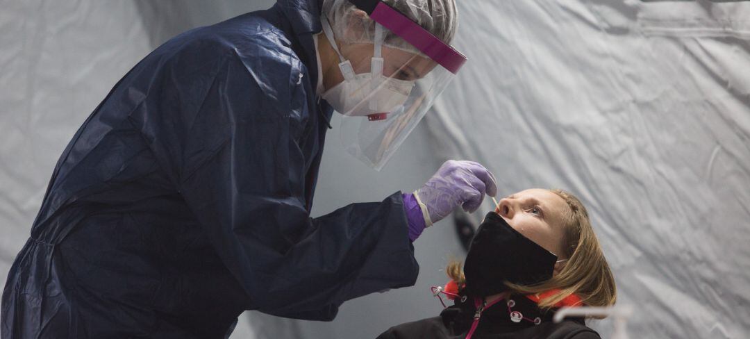 Test de coronavirus a una mujer.