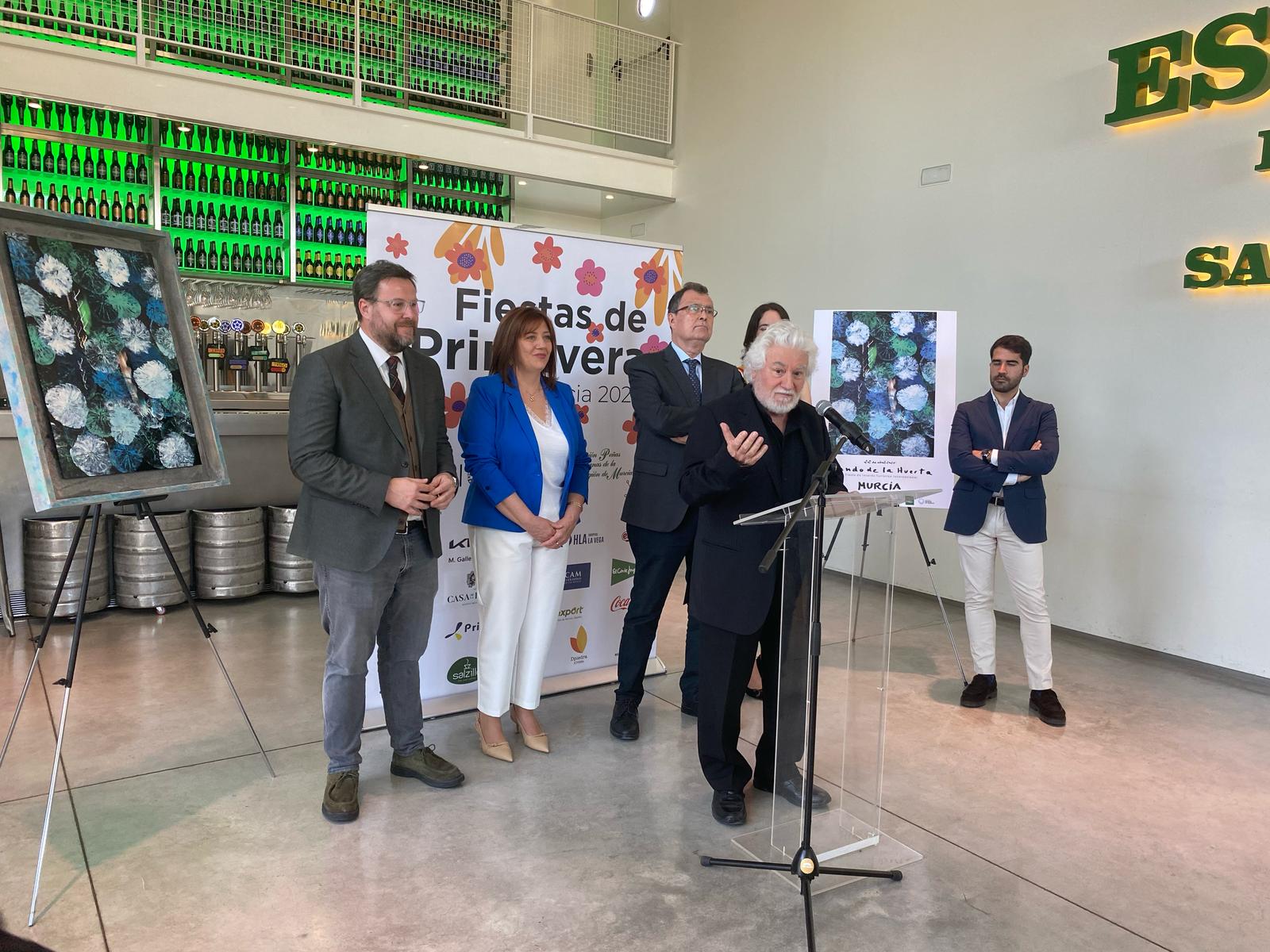 Cristóbal Gabarrón toma la palabra durante la presentación del cartel del Bando de la Huerta 2025 en las instalaciones de Estrella de Levante.