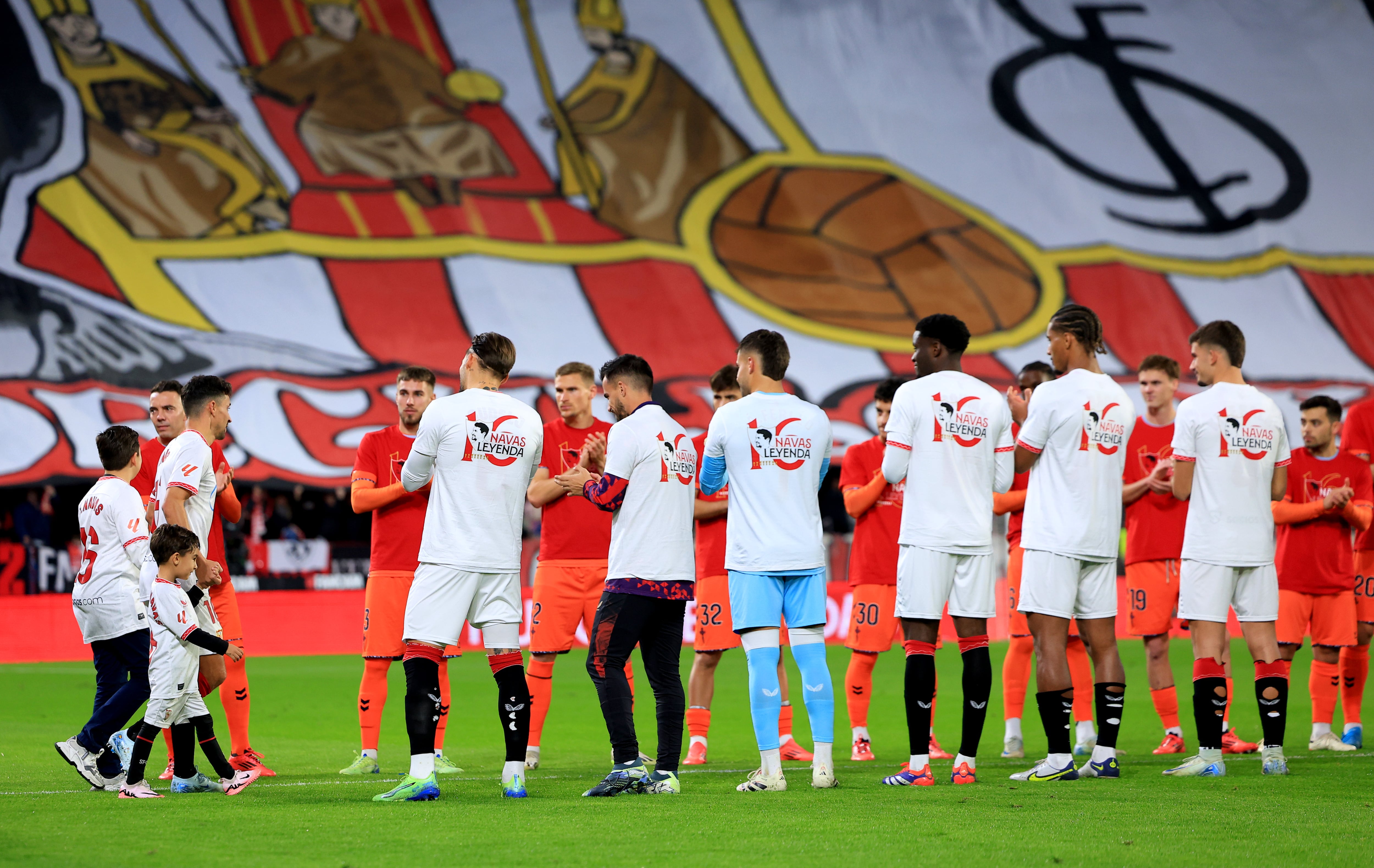 Jesús Navas, homenajeado en el Sánchez Pizjuán antes de su último partido