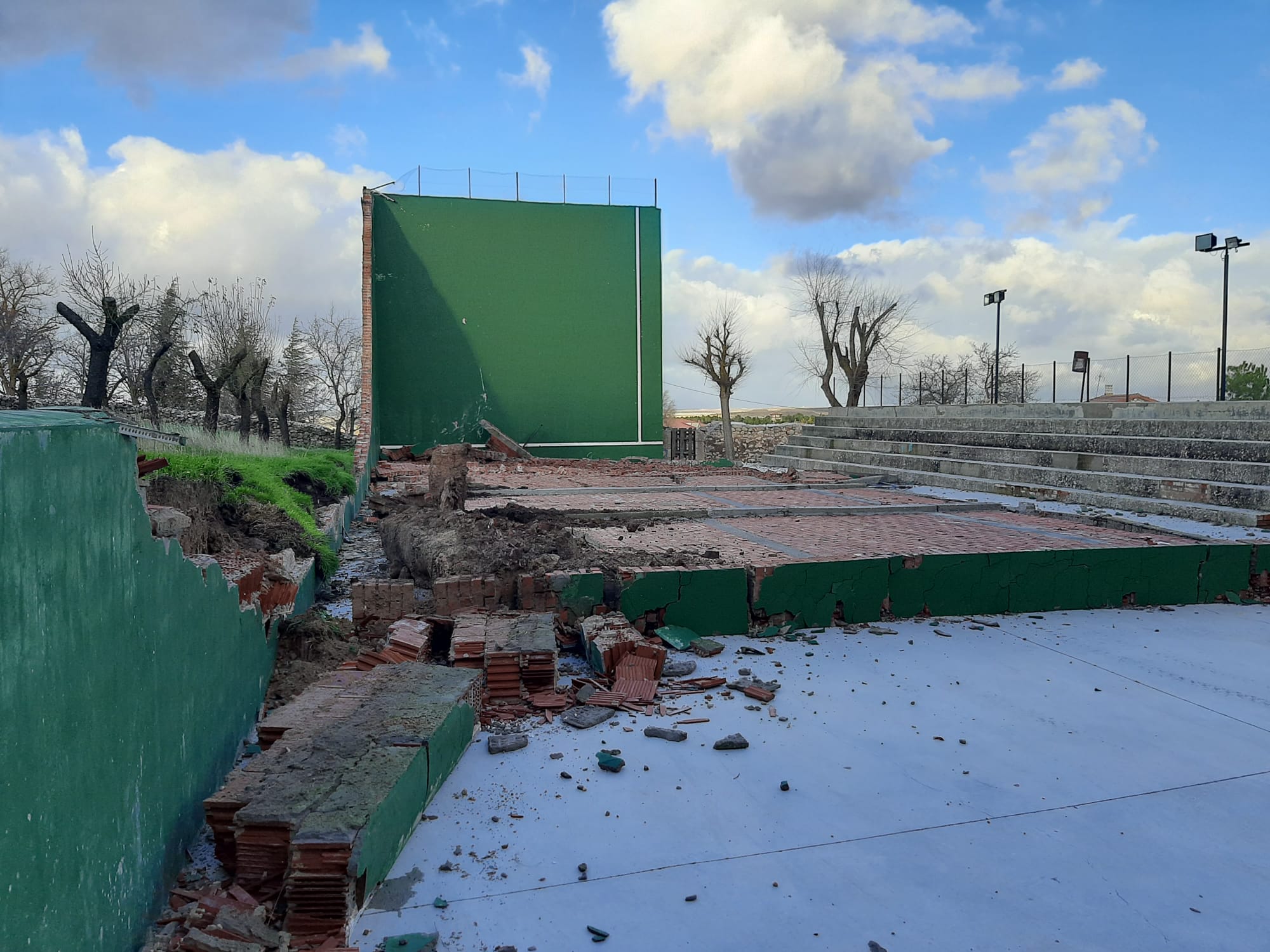 Una de las subvenciones está destinada a pavimentación del frontón de Moradillo, que sufrió destrozos por el temporal de diciembre de 2019