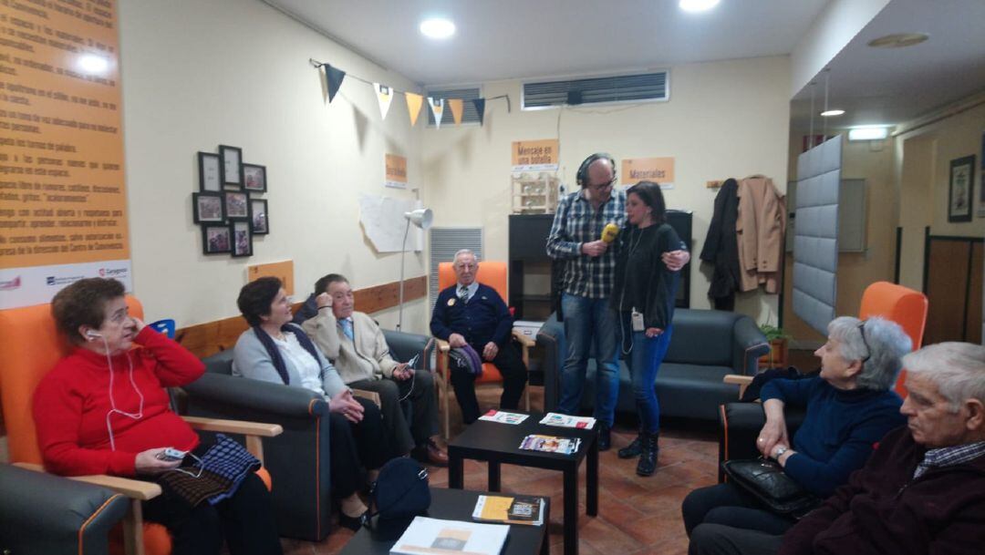 &quot;Nos gusta hablar&quot;, el grupo de conversación del Centro de Convivencia Salvador Allende del barrio de Las Fuentes de Zaragoza