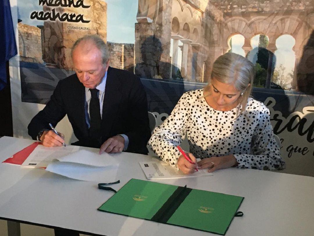 Juan Carlos Fierro y Patricia del Pozo firman el convenio de colaboración entre la World Monuments Fund y la Junta de Andalucía para la restauración del Salón Rico de Medina Azahara