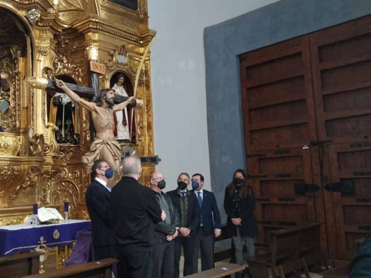 Cultura entrega a la Cofradía Marraja el Cristo de la Agonía restaurado