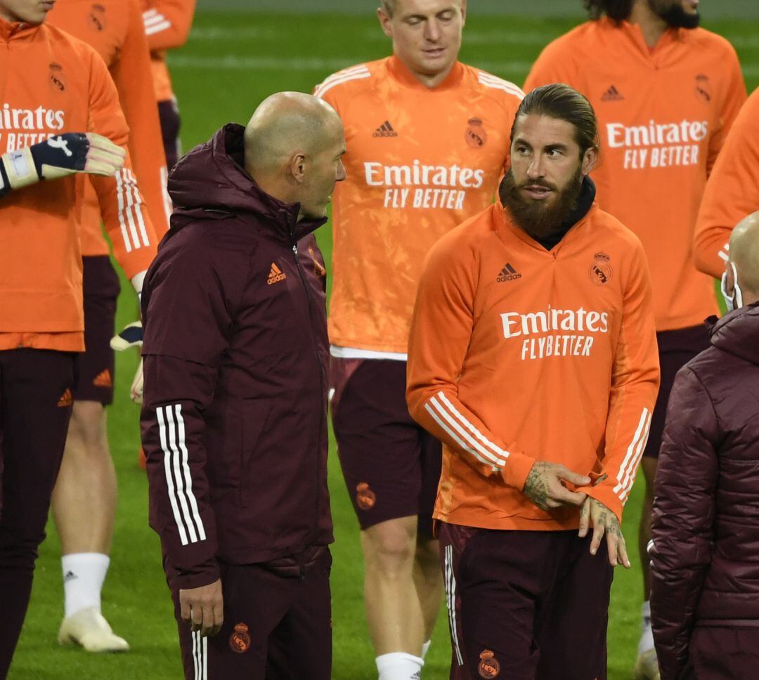 Zidane y Ramos comparten impresiones en el entrenamiento previo al Borussia Monchengladbach - Real Madrid