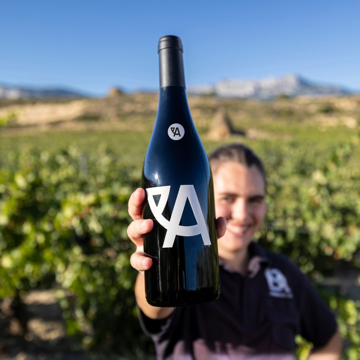 La nueva pegatina de la Asociación de Bodegas Rioja Alavesa