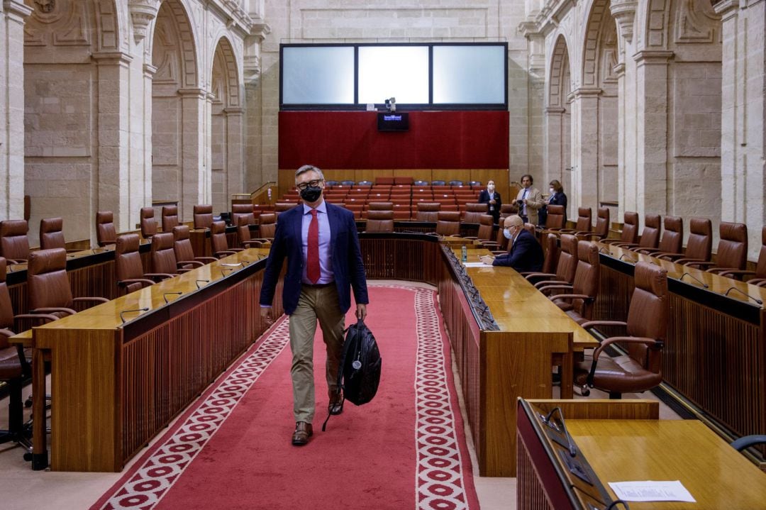 El portavoz parlamentario de Vox, Manuel Gavira, a su llegada a la sesión plenaria que tiene lugar hoy en el Parlamento de Andalucía en Sevilla.