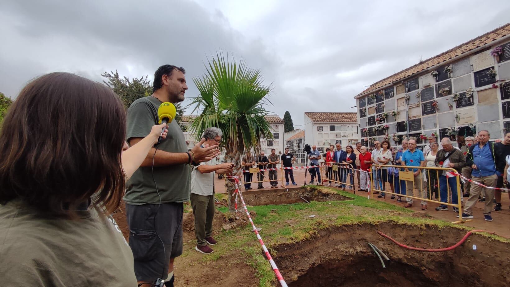 Los arqueólogos Carmen Jiménez y Luis Tovar explican a los familiares la intervención en el Cementerio de San Rafael