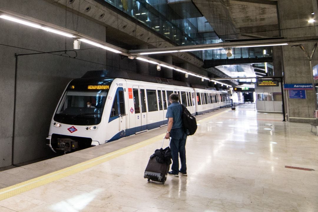 Un viajero en el metro del Aeropuerto Adolfo Suárez Madrid-Barajas