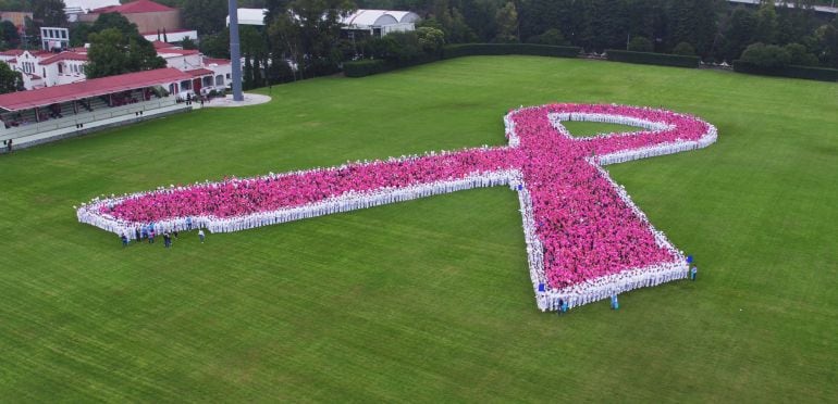 Lazo humano de color rosa contra el cáncer de mama en Ciudad de México.