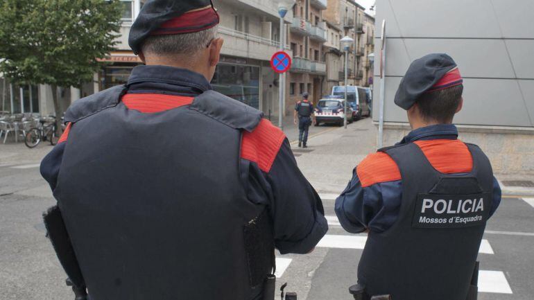 Dos miembros de los Mossos d&#039;Escuadra.