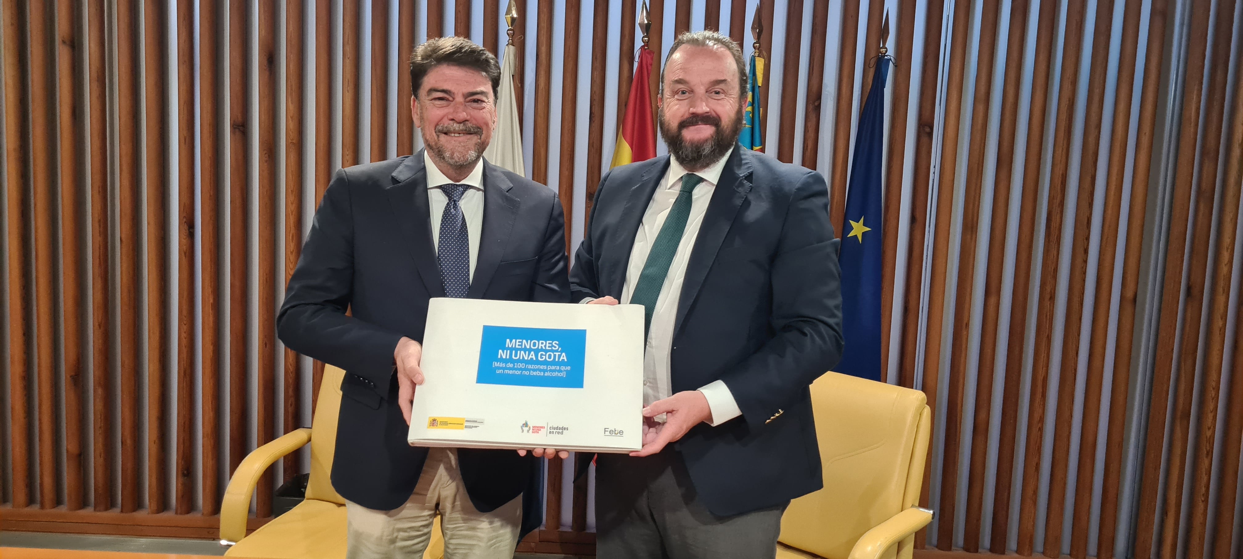 El alcalde Luis Barcala con el director de Espirituosos España, Bosco Torremocha, tras la firma del acta de adhesión