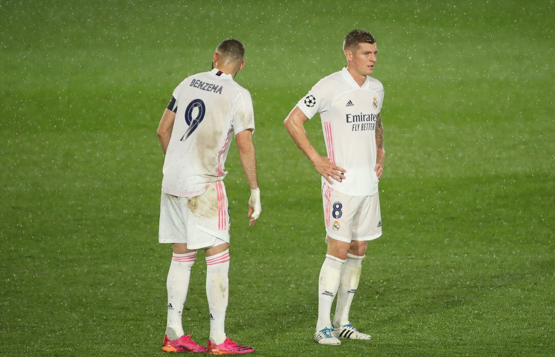 Benzema y Kroos se lamentan en uno de los últimos partidos del Real Madrid