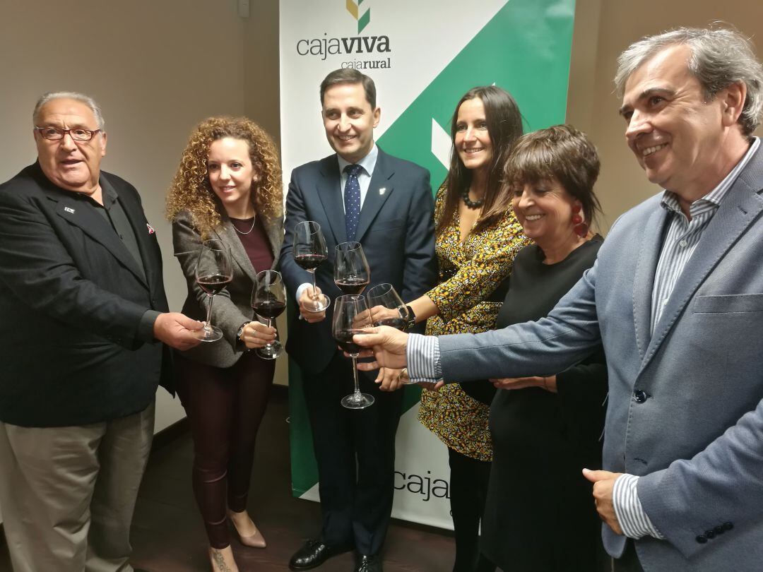 Organizadores y colaboradores de la X edición del Otoño Enológico durante la presentación del evento en la sede de la Fundación Caja Rural