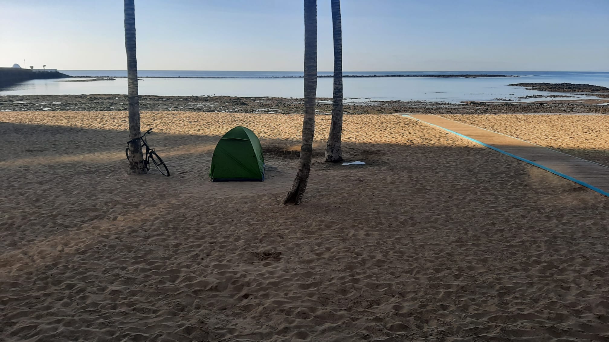 Tienda de campaña instalada en la playa del Reducto de Arrecife, Lanzarote.