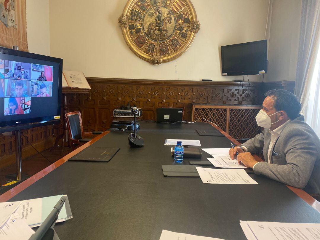 El diputado Raúl Lozano en la reunión de la comisión de agricultura.