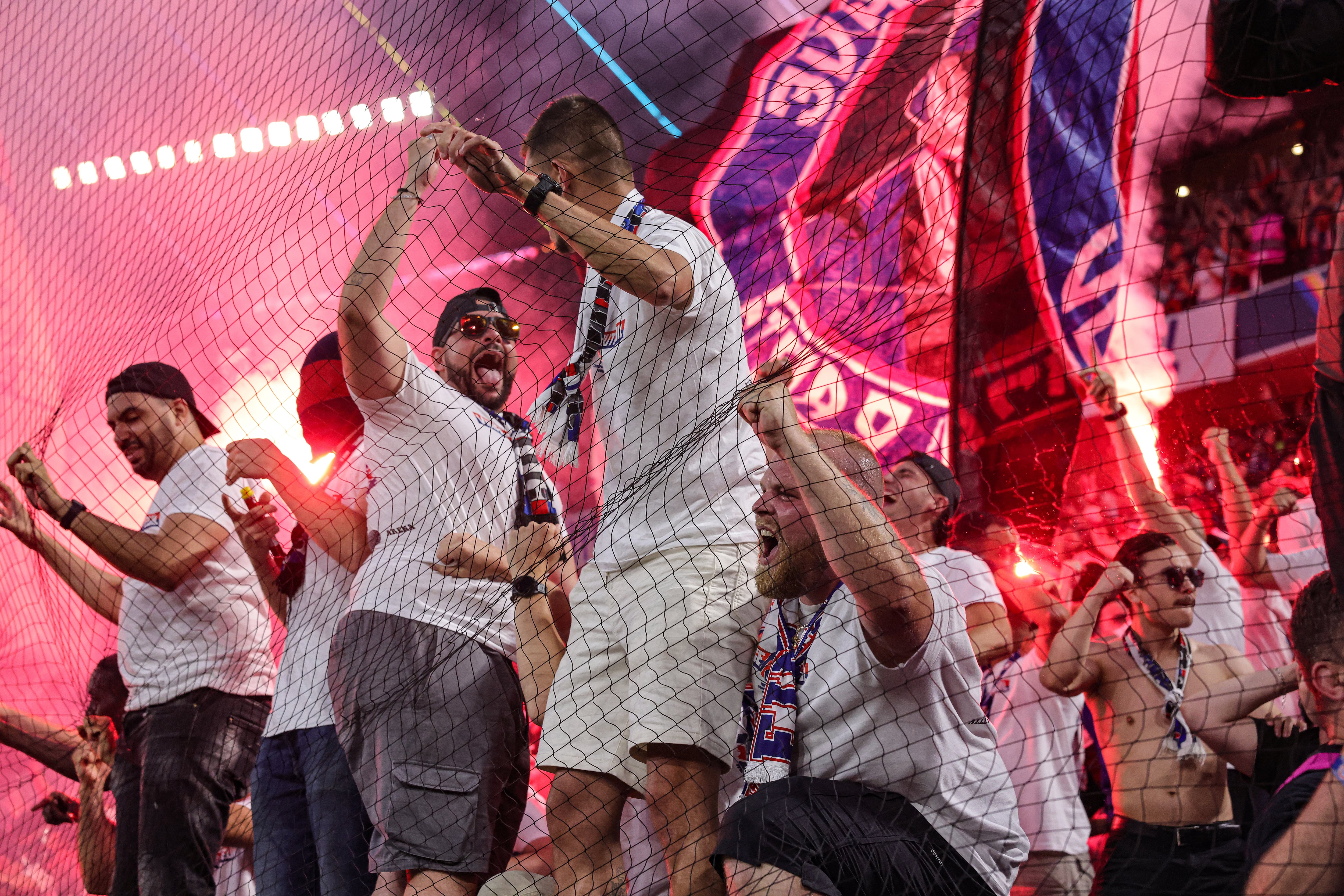 Aficionados del PSG celebran con bengalas en las gradas