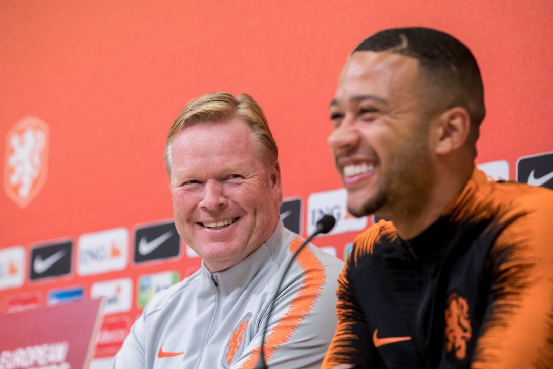 Depay y Koeman ríen en rueda de prensa 