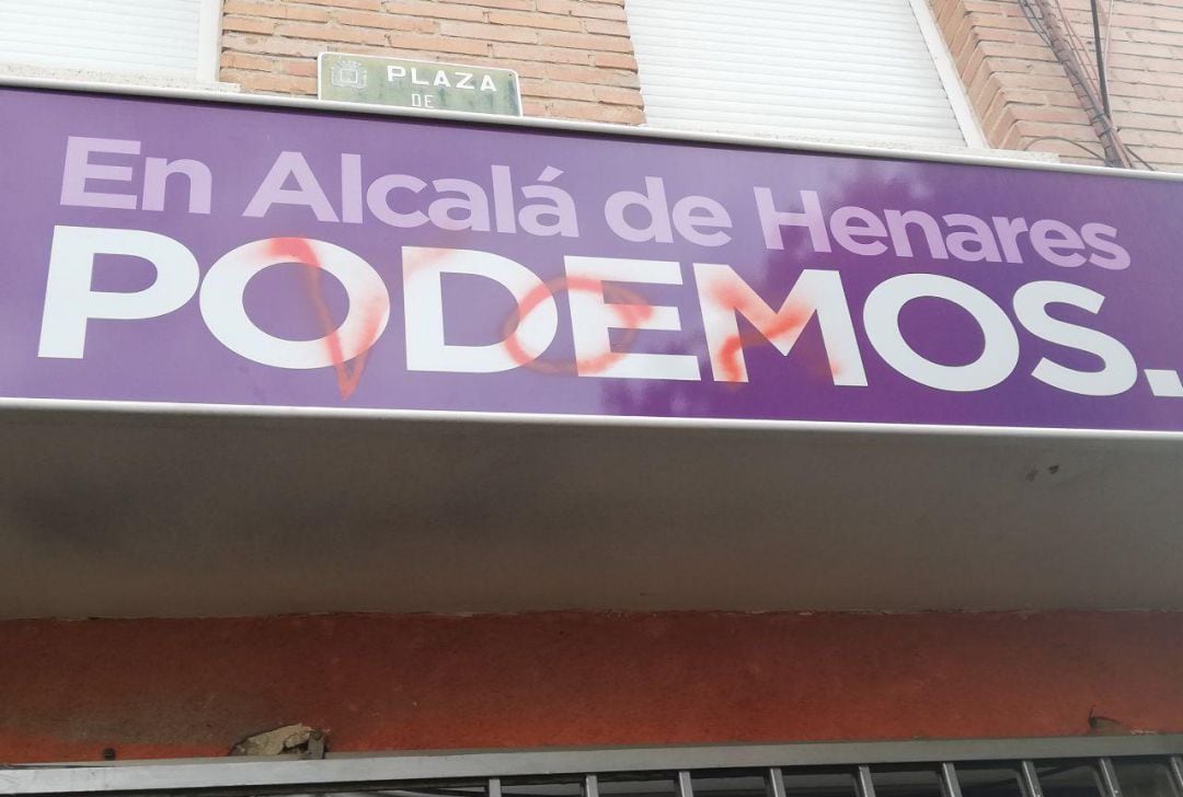 Pintada sobre la sede de Unidas Podemos en Alcalá de Henares.