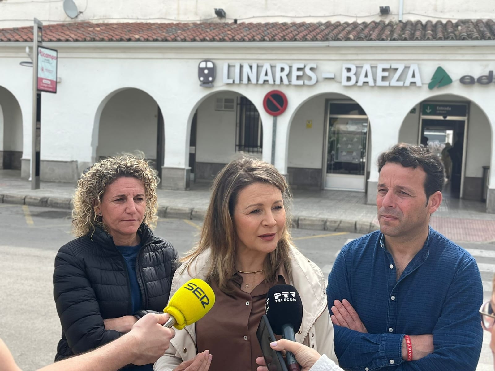 La diputada, Ana Cobo, ofrece una rueda de prensa a las puertas de la estación de tren de Linares-Baeza.