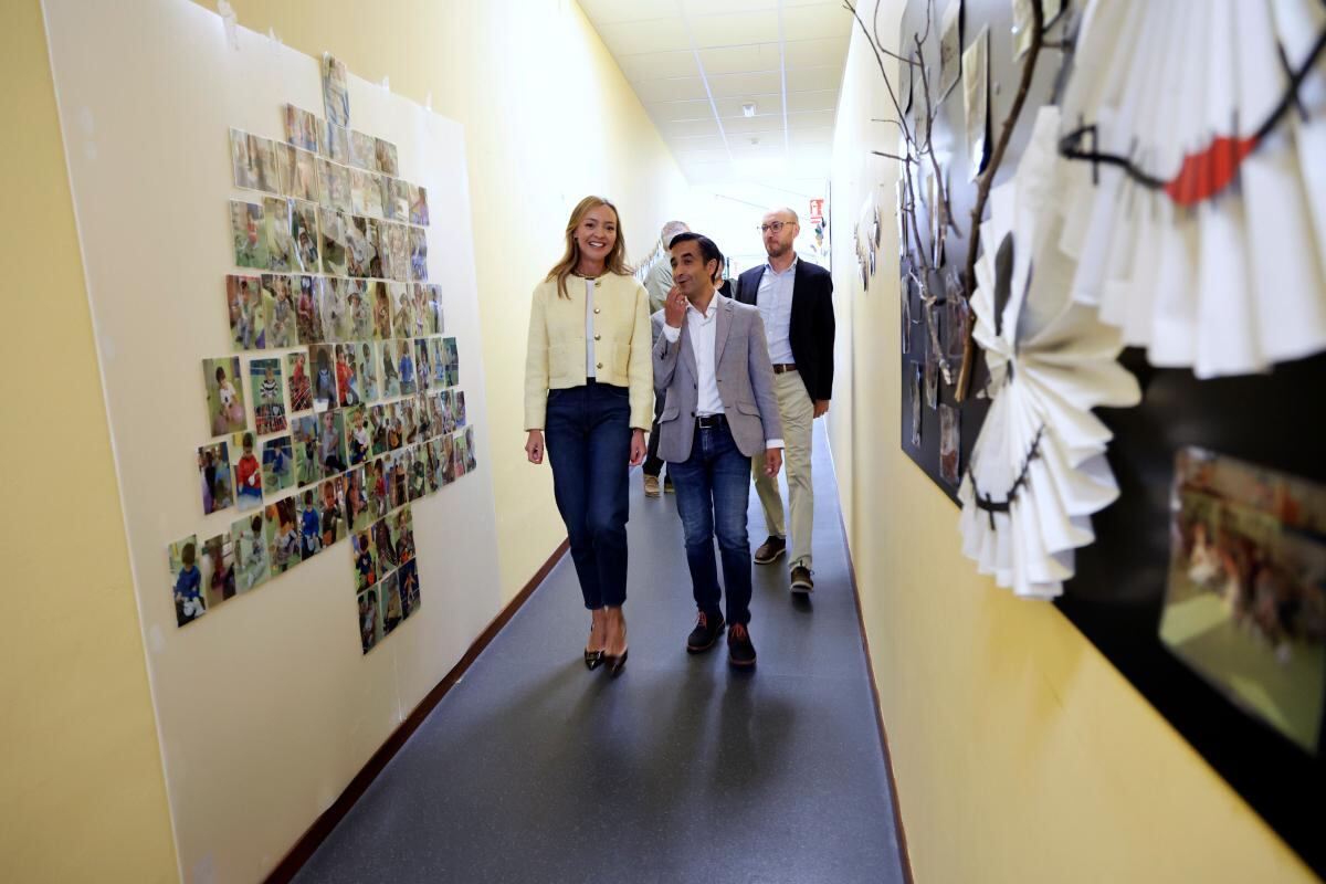 Fabiola García y José Manuel Rey Varela, en la escuela infantil de Catabois (foto: Xunta de Galicia)