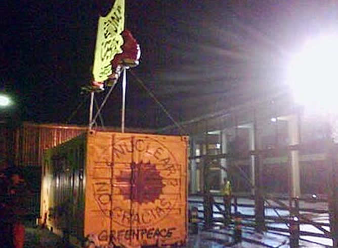 Sesenta activistas se encierran en un contenedor a la entrada de la planta para exigir el cese de su actividad