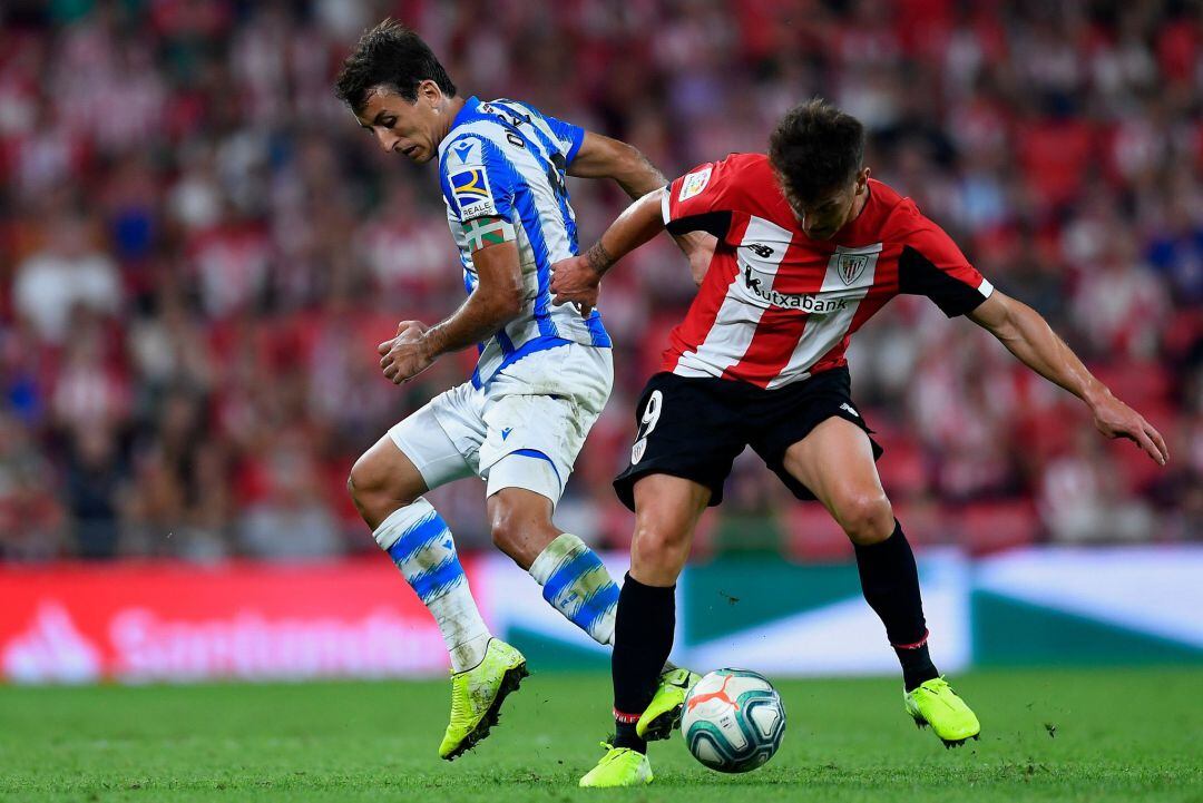 Mikel Oyarzabal e Ibai Gómez disputan un balón en uno de los derbis disputados esta temporada