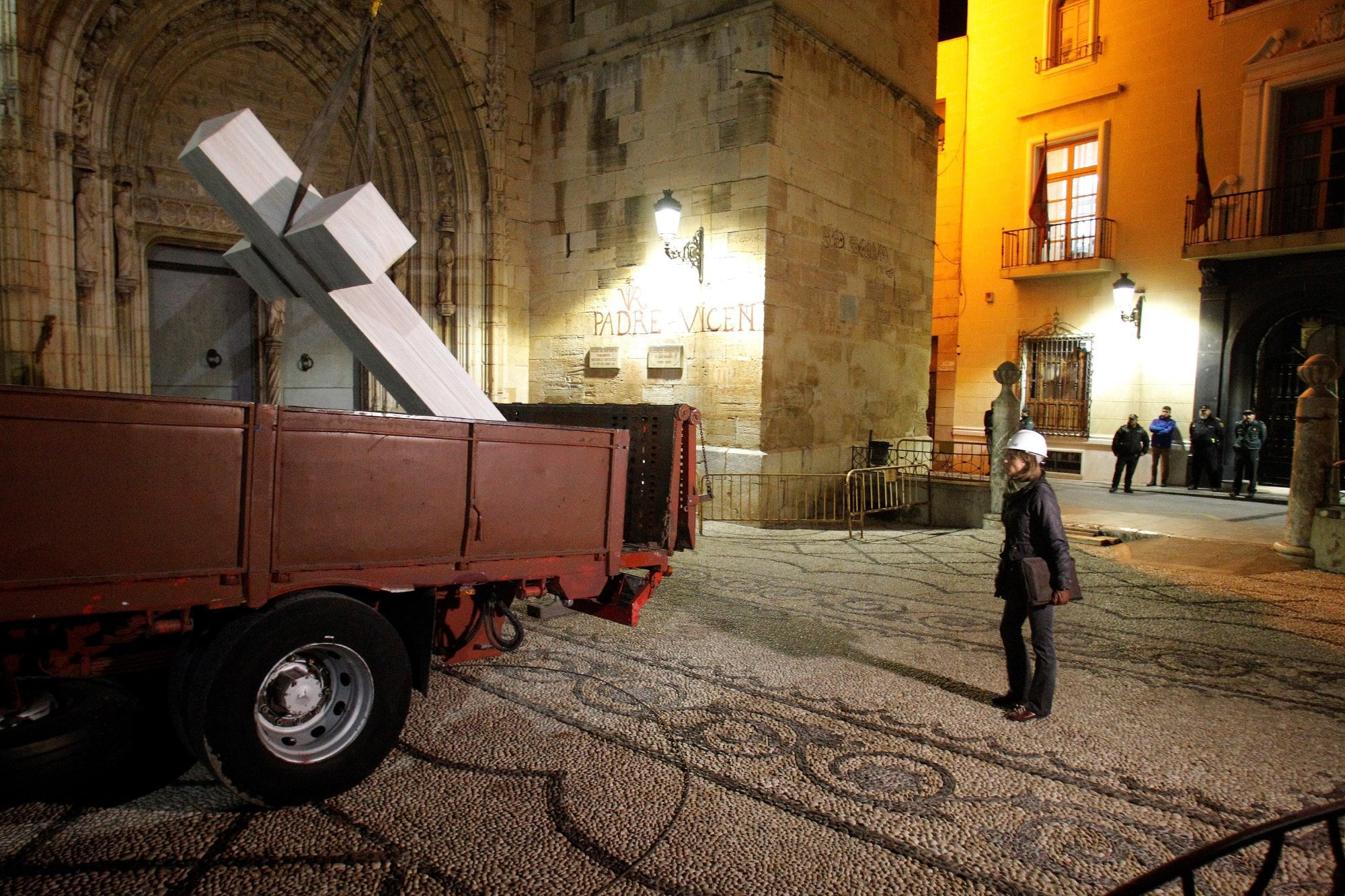 Retirada de la Cruz franquista de Callosa - Foto EFE/Morell