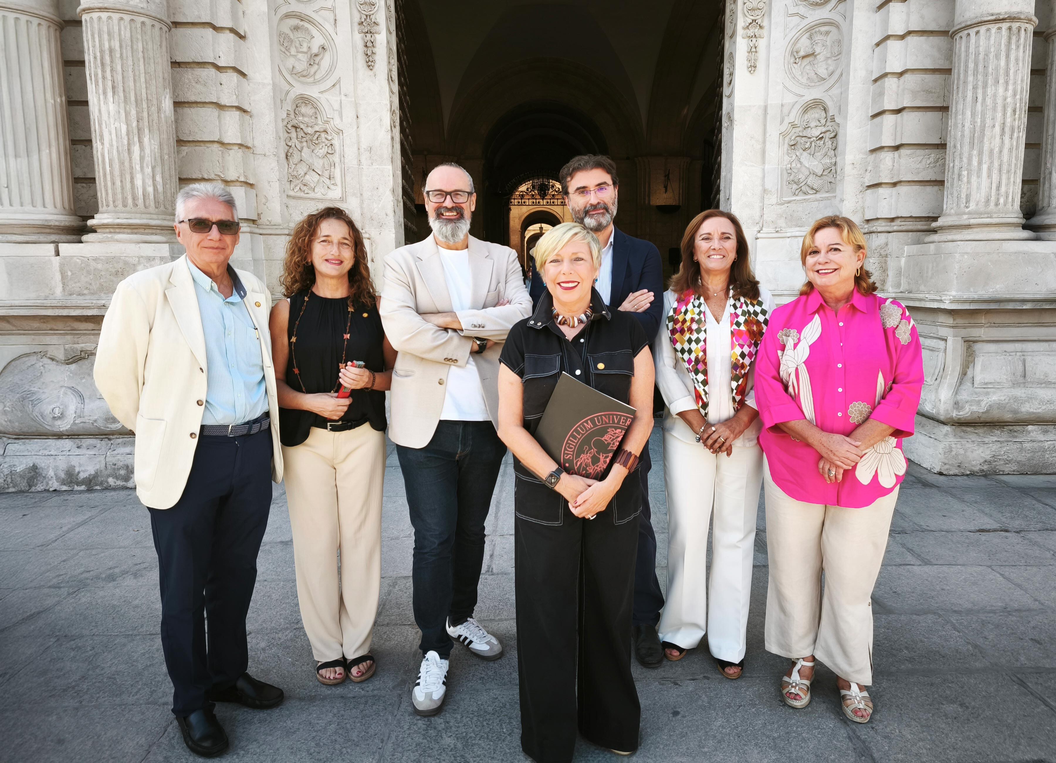 Carmen Vargas, elegida nueva rectora de la Universidad de Sevilla en la segunda vuelta, junto a su equipo