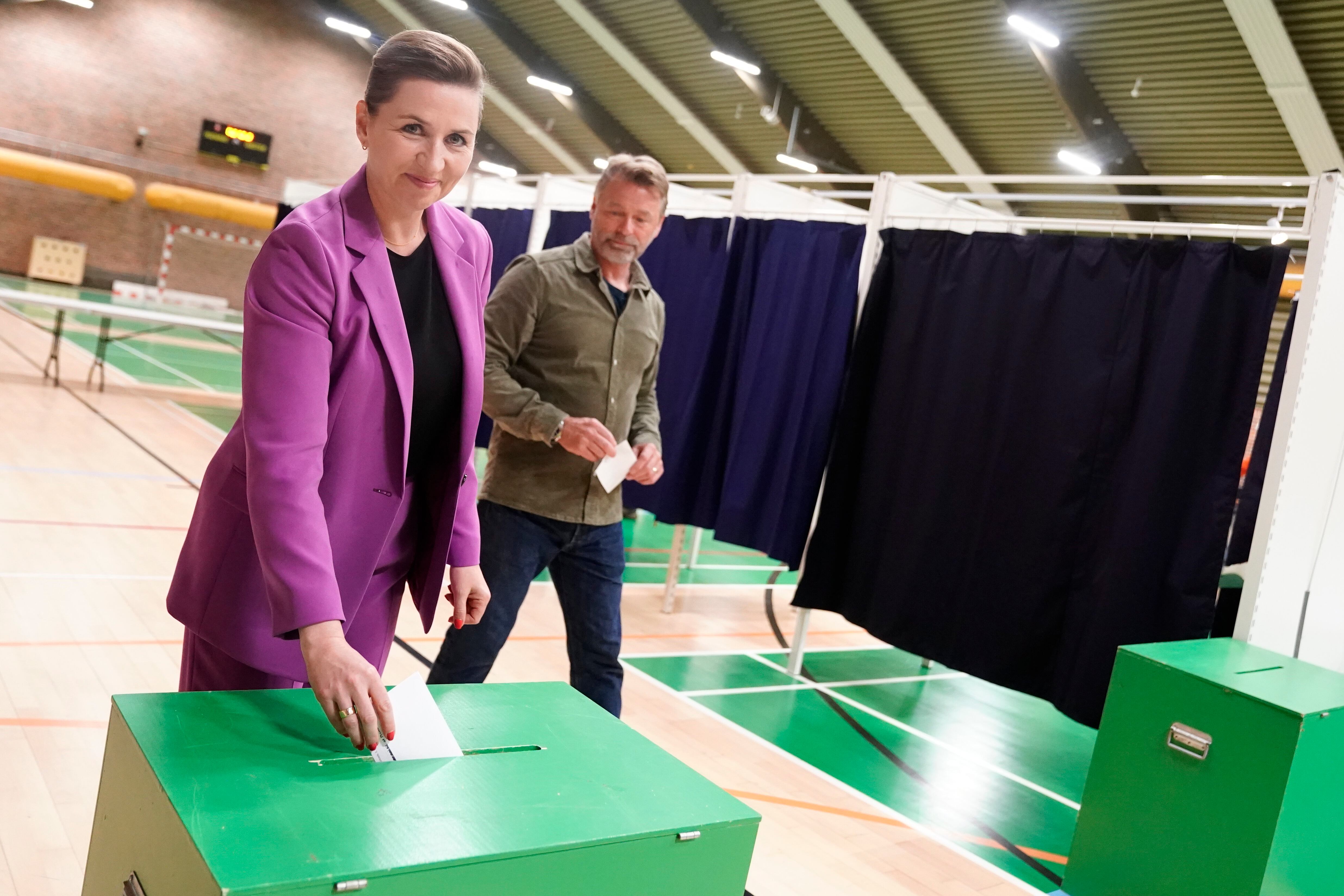 La primera ministra, Mette Frederiksen, votando en el referéndum.