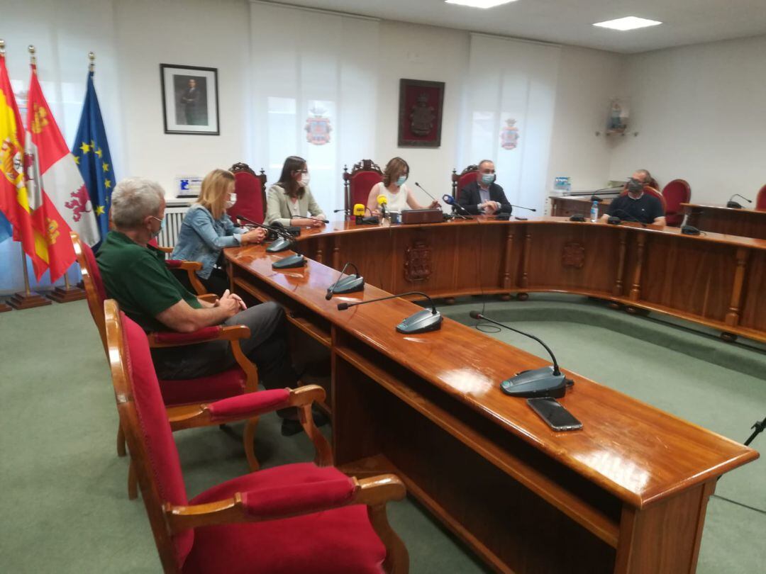 Los concejales populares han respaldado a la alcaldesa en la presentación de la reestructuración del equipo de gobierno