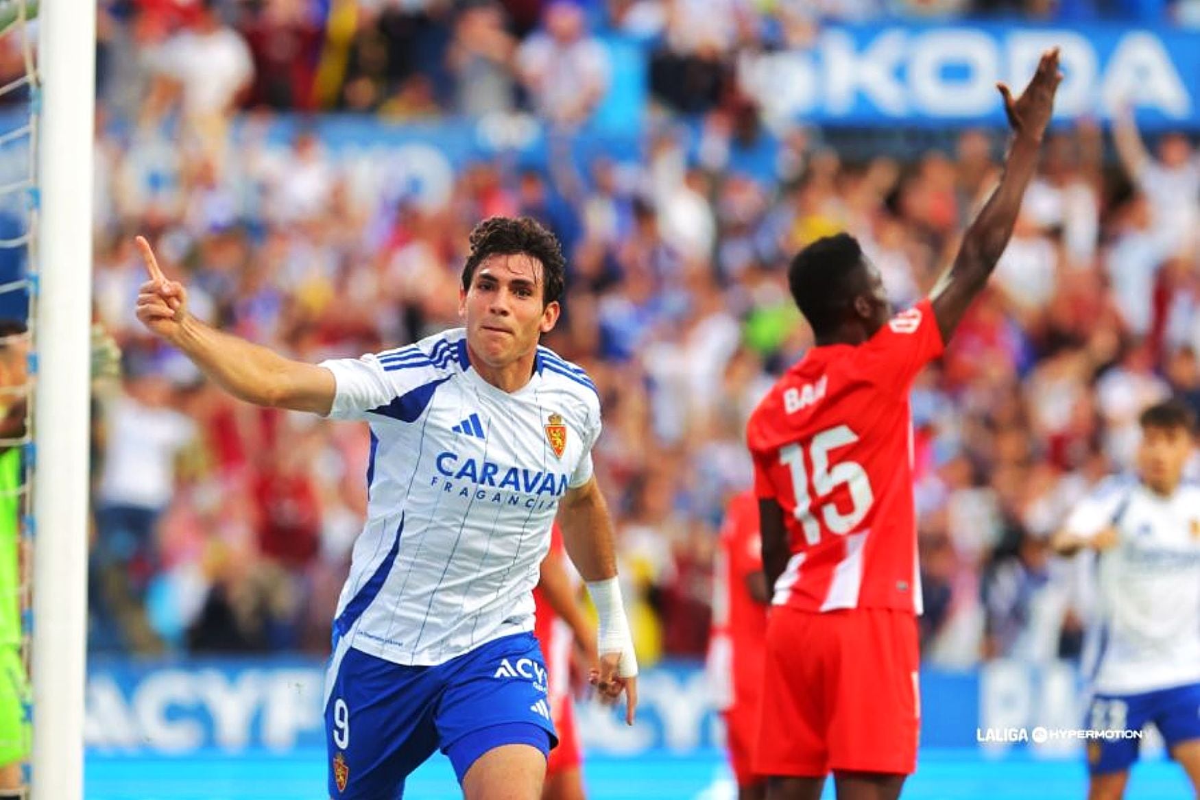 Iván Azón celebrando el gol que le hizo al Almería en La Romareda.