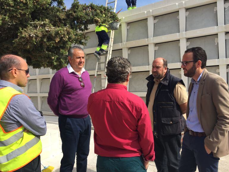 Visita a las obras que se hacen en el cementerio nuevo