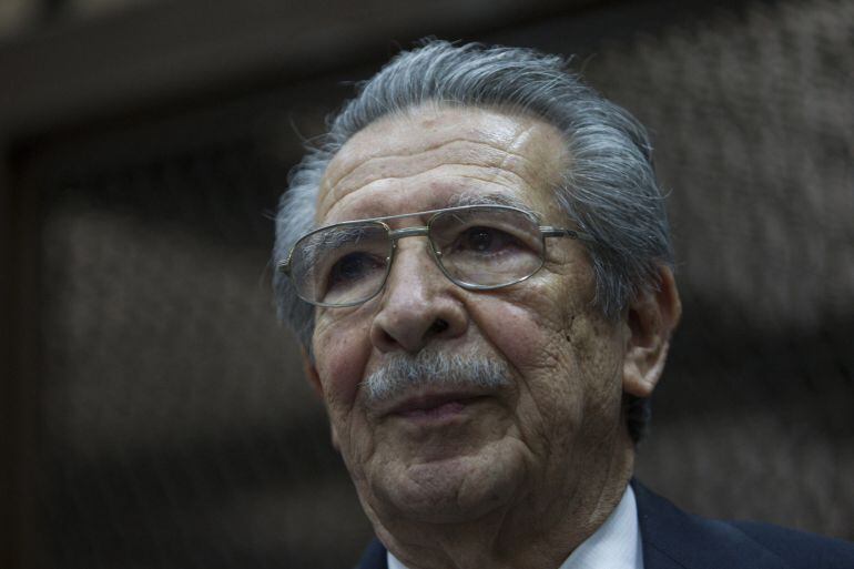 Fotografía de archivo fechada el 23 de enero de 2013 que muestra al exgeneral guatemalteco José Efraín Ríos Montt, durante una audiencia judicial en Ciudad de Guatemala (Guatemala)