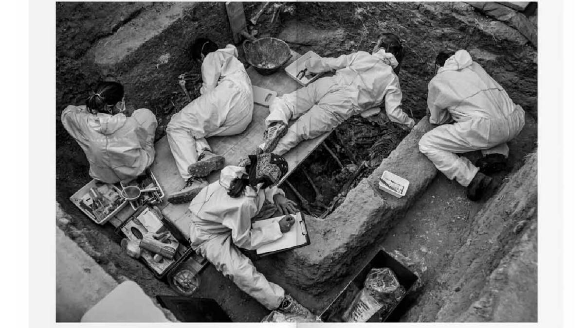 Los asesinados del franquismo, en mil y una fosas comunes, en el nuevo fotolibro del jiennense Santi Donaire