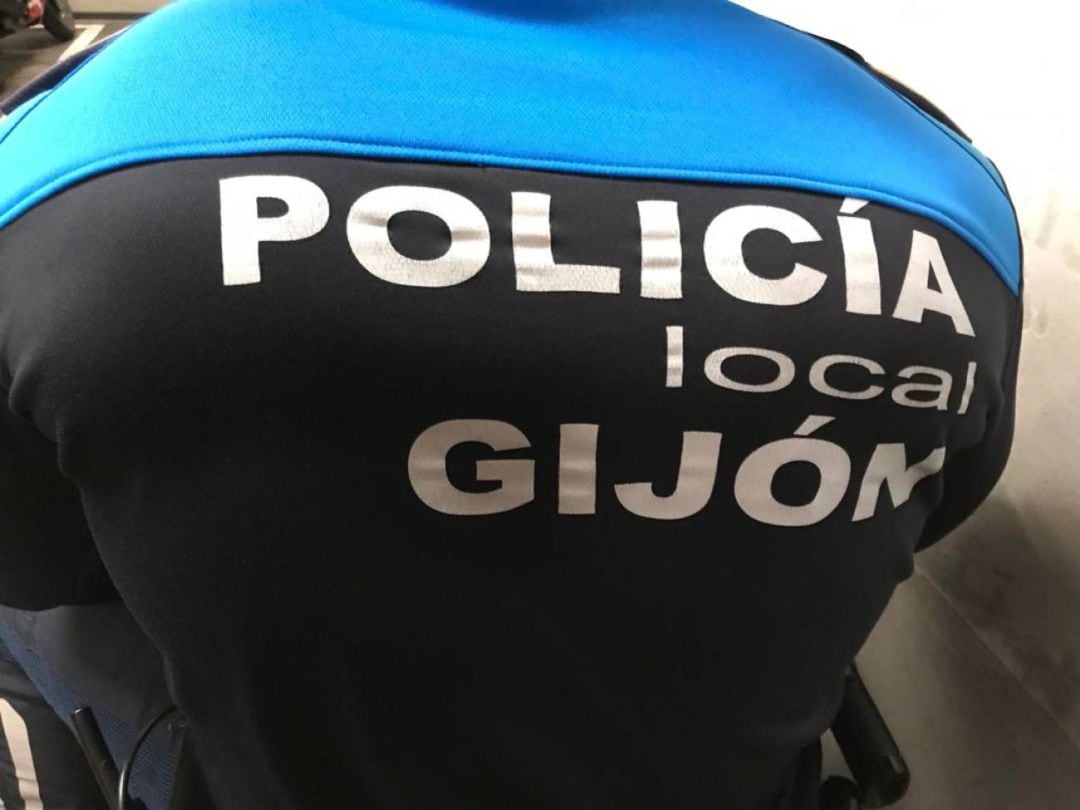 Un agente de la Policía Local de Gijón