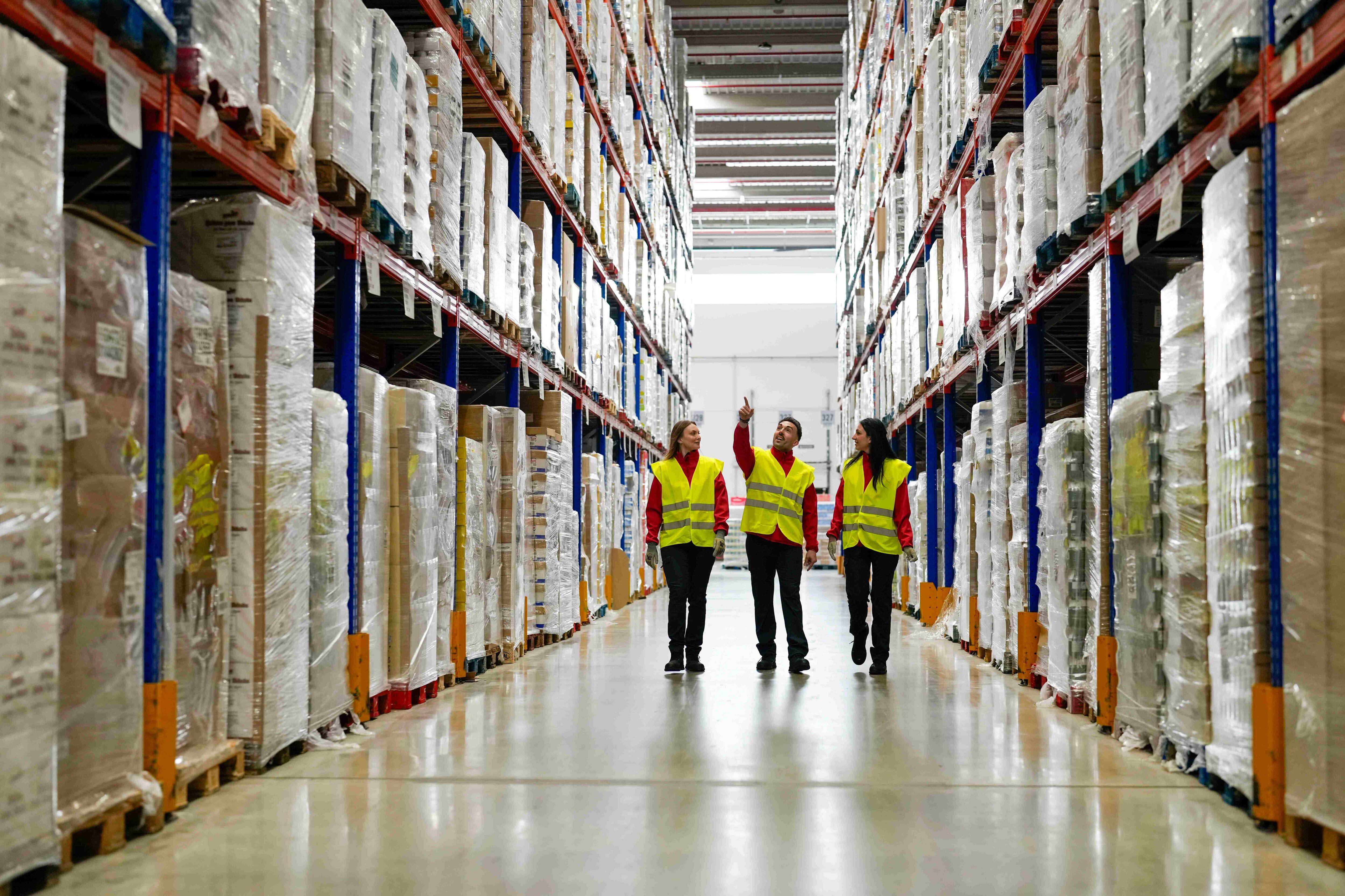 El nuevo centro logístico de Dia en Málaga tendrá la calificación BREEAM y contará con cámaras frigoríficas sin gases de efecto invernadero, paneles solares, maquinaria de manutención de Iones de litio, sistema de ventiladores para confort térmico, preinstalación para cargadores eléctricos de camiones, lavadoras de isotermos y una zona dedicada para la gestión de residuos respondiendo al propósito de avanzar en el cumplimiento de las metas establecidas en su Plan de Sostenibilidad 2024-25.