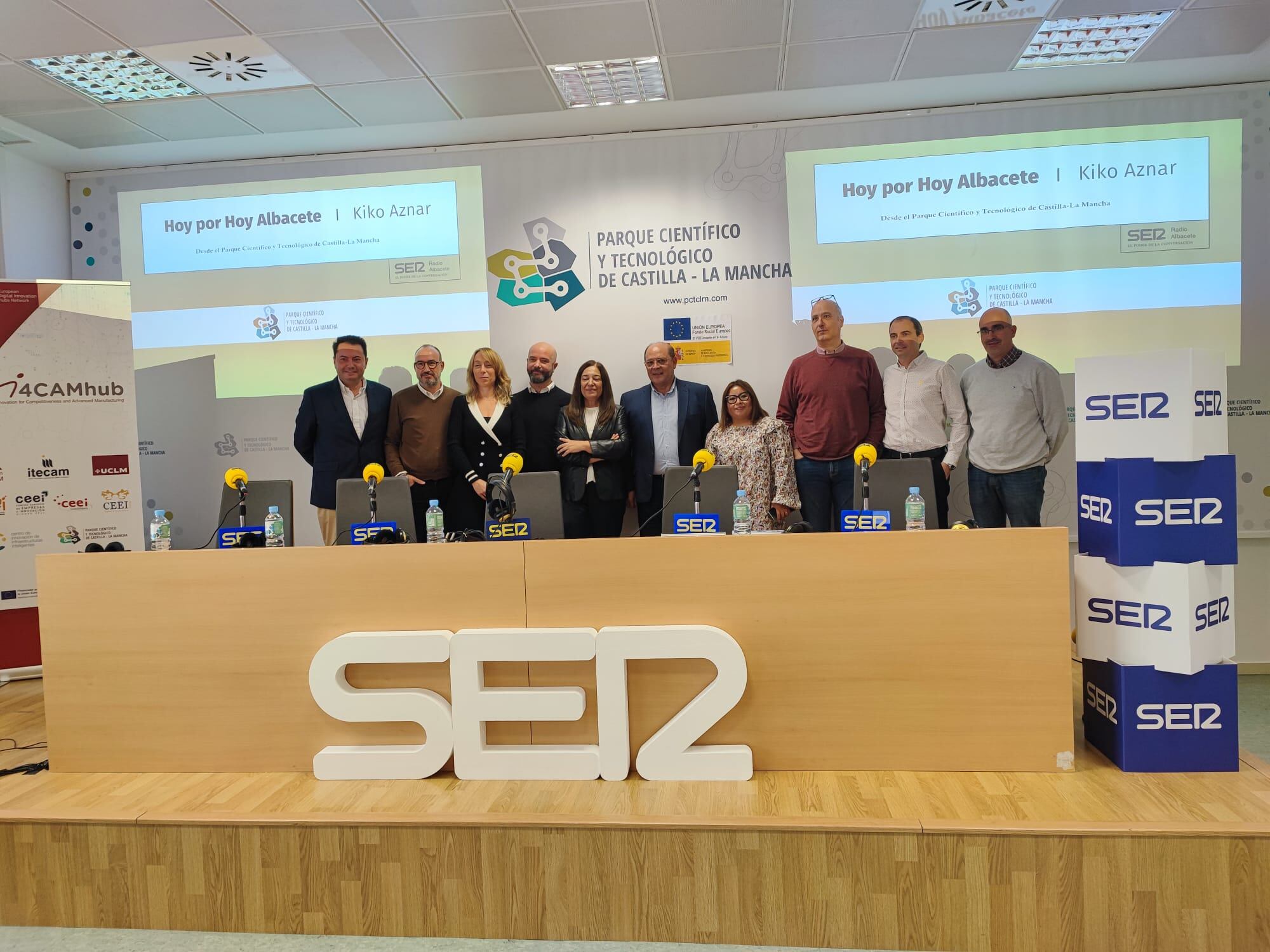 Foto de familia con las empresas y el director del parque